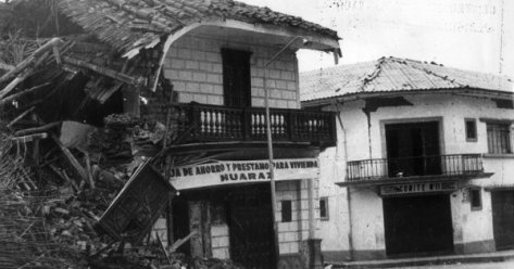 Construcción de adobe en la Plaza de Armas al costado el Municipio.