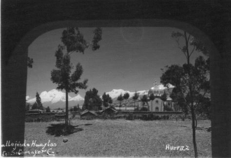 Convento de los franciscanos, al fondo el Huascaran. Foto Miguel Stotomayor C.