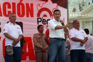  Los flancos de Humala: a su derecha el ministro de Vivienda, René Cornejo, y a su izquierda el entonces viceministro Enrique Juscamaita 