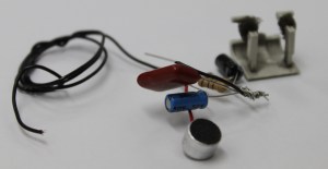 Uno de los tres micrófonos hallados en la oficina de Juscamaita