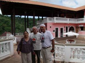 Mamá Elena, El Patriarca Isaac y El Cacique de Kanchiskucha en la Plaza Mama Rosa de Lago Lindo