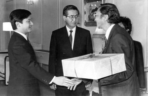 Alberto Fujimori con el príncipe Naruhito y Víctor Aritomi en Japón (Foto: La República).