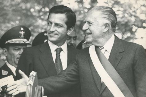 Instantánea del nuevo presidente de Perú, Fernando Belaunde Terry, durante el desfile de toma de posesión acompañado del Presidente del Gobierno español Adolfo Suárez