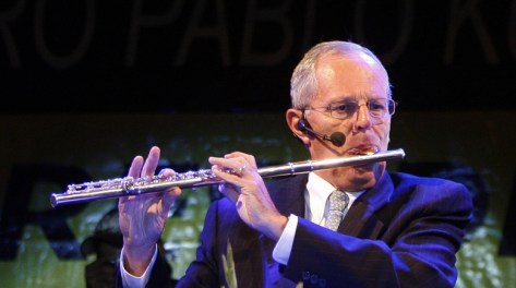 PPK toca la flauta travesera en un mitin en Lima en 2011.